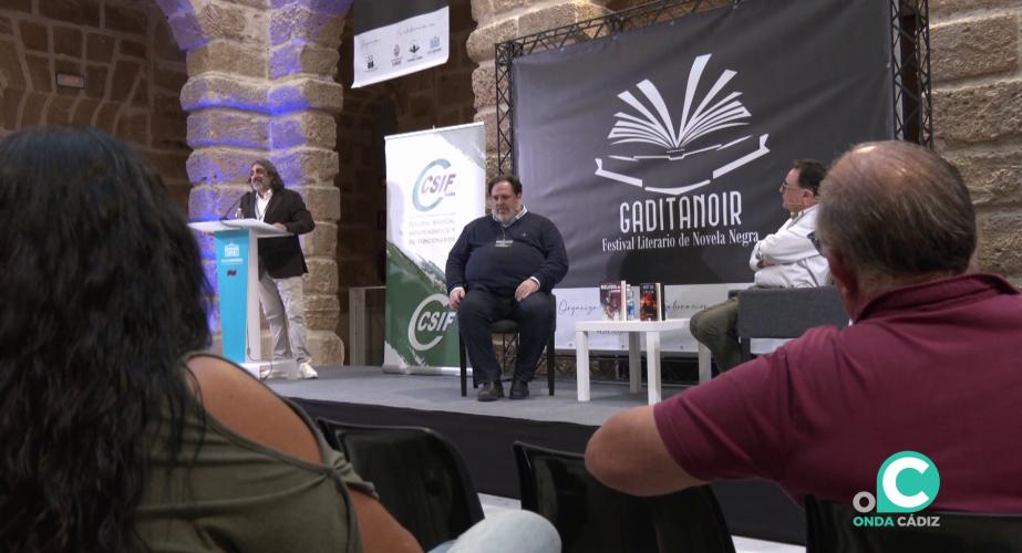 Ambos autores durante sus intervenciones en la cita