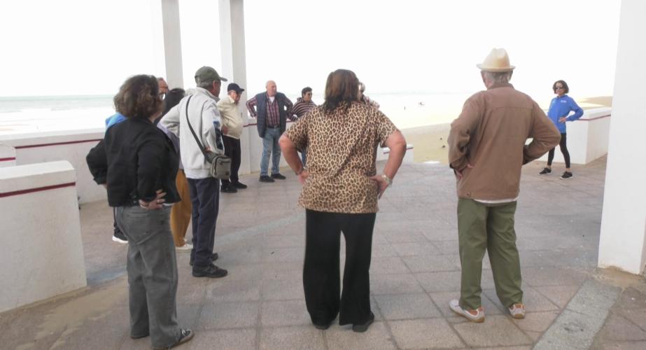Participantes en una de las actividades en el paseo marítimo de la capital gaditana