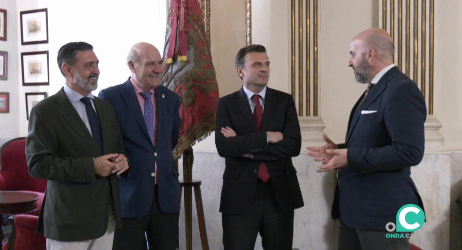 Un momento del sencillo acto que se efectuó en el Ayuntamiento