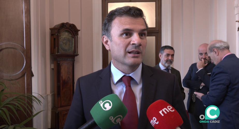 El regidor gaditano responde ante los medios este martes en el Ayuntamiento