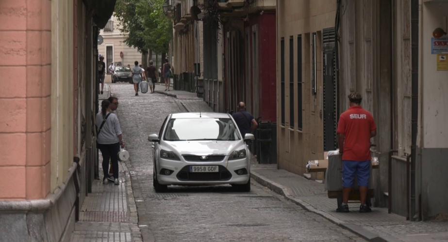 Vehículo circulando por el centro de la capital gaditana