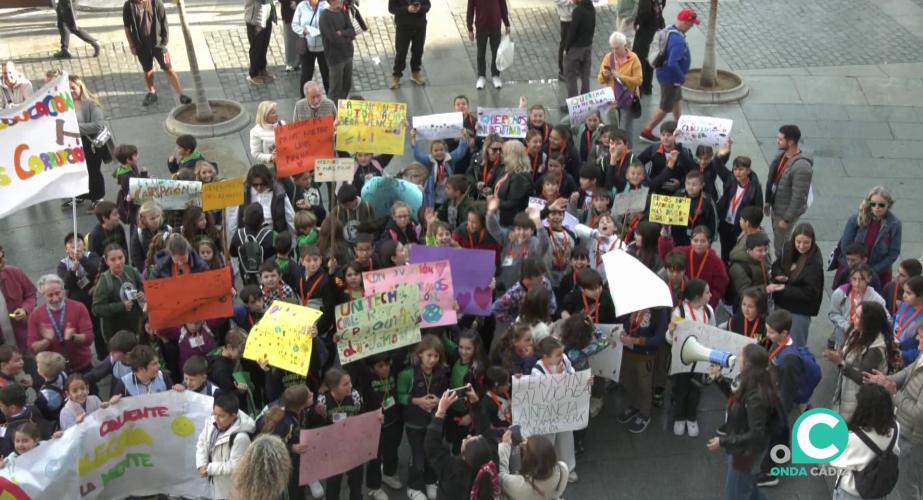 Los pequeños en la plaza de San Juan de Dios, este miércoles.