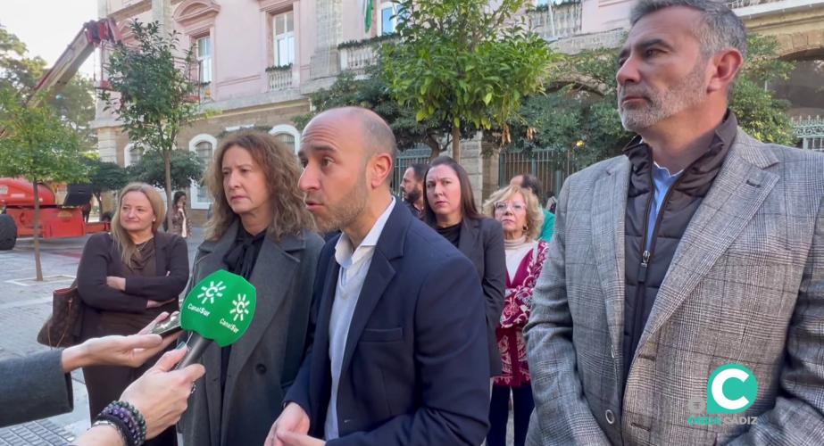 Regidores del PSOE a la puerta del Palacio Provincial en la capital gaditana