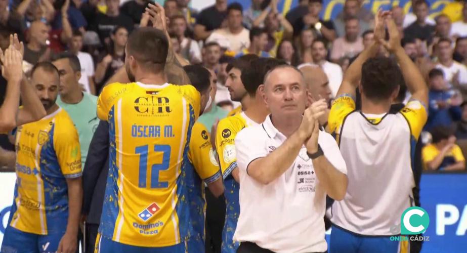 Entrenador y jugadores gaditanos saludan a los aficionados tras el encuentro