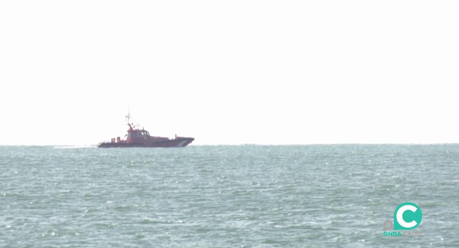 Embarcación de busqueda frente a la playa de La Cortadura este miércoles