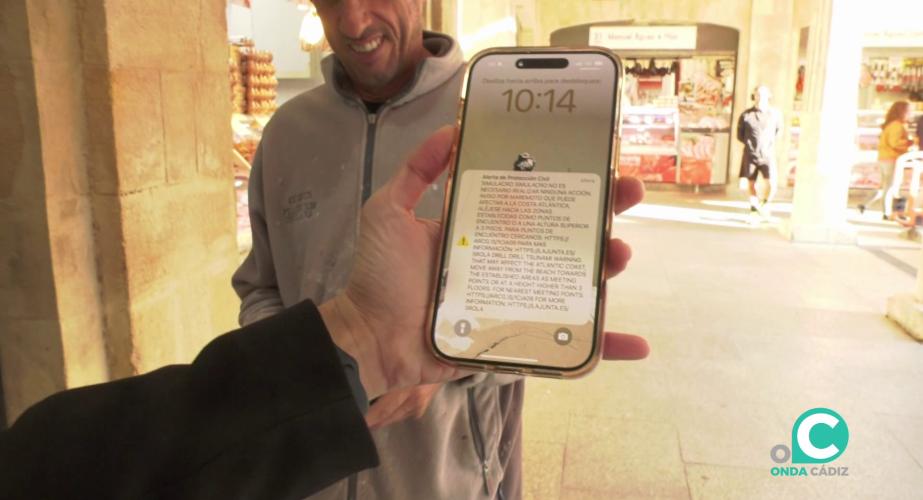 Un usuario muestra el mensaje llegado a las 10:14 horas de este jueves