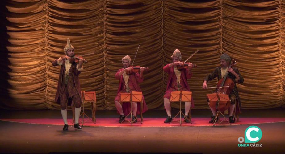 Un momento de la actuación entre la comedia satírica y el retrato de época