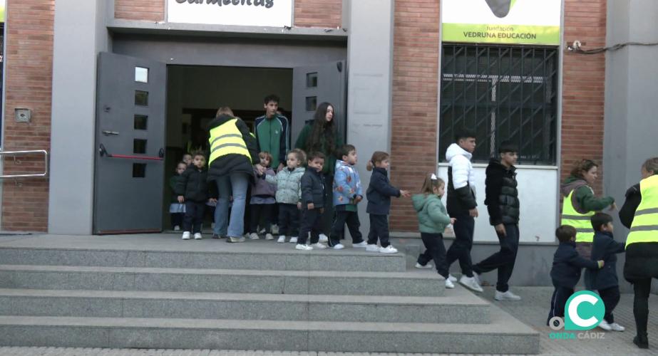 Pequeños salen del colegio de Las Carmelitas durante el ejercicio de evacuación