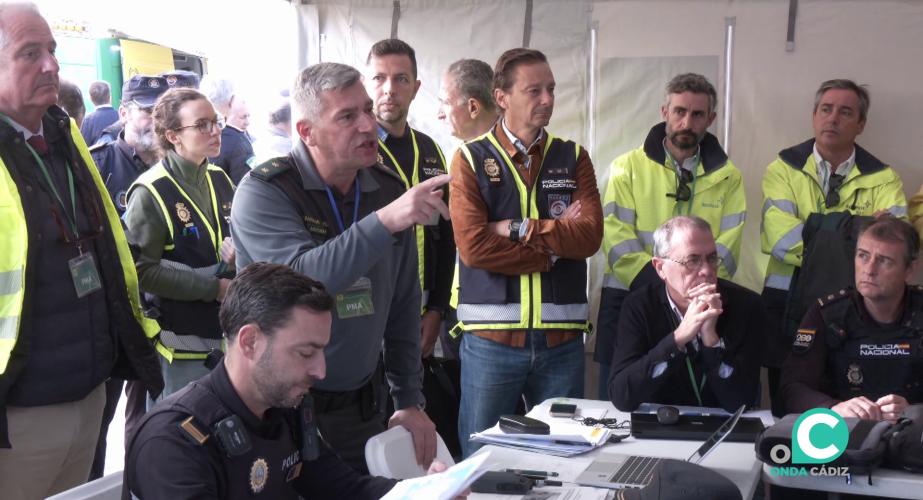 Un mando de la Guardia Civil dirige instrucciones durante el ejercicio de este jueves