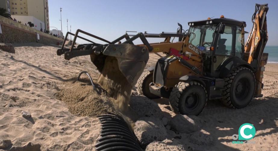 Maquina trabajando en el espacio litoral donde se situa la instalación