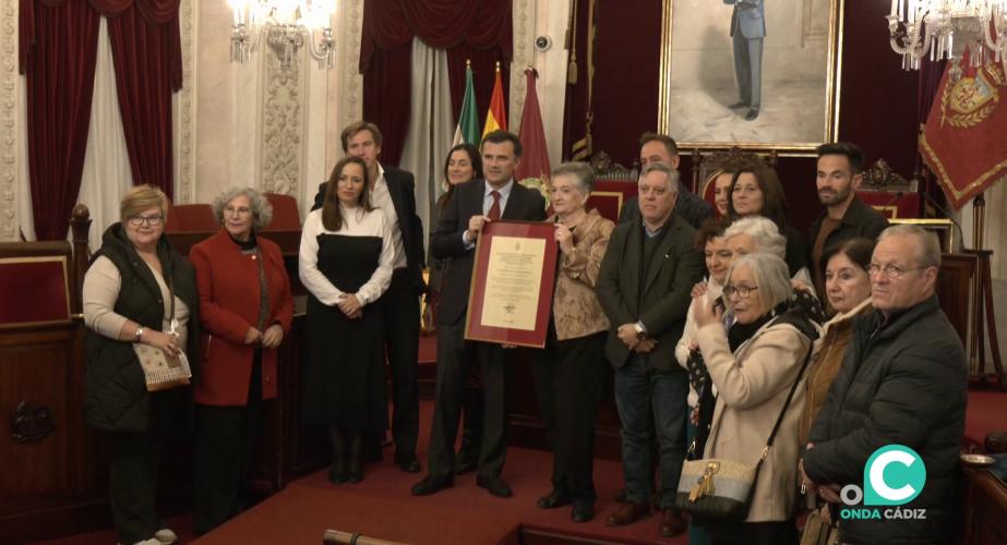 Distinguidos y autoridades al final del acto celebrado en el Ayuntamiento