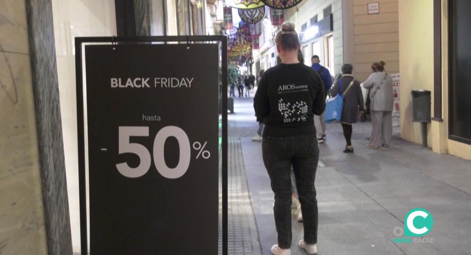 Cartel publicitario en una calle comercial de la capital durante el Black Friday 2024