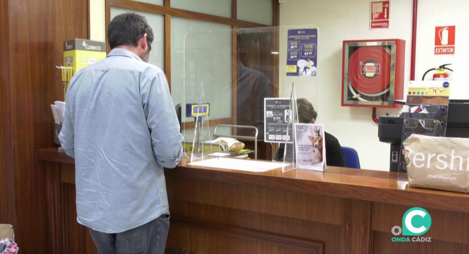 Mostrador de una oficina postal en la capital gaditana