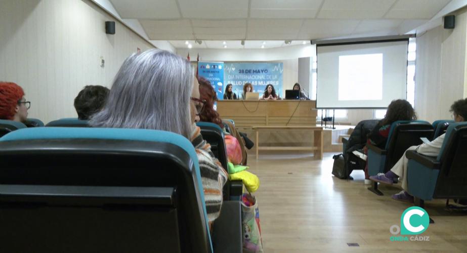 Asistentes a uno de los encuentros en el salón de actos celebrados este jueves