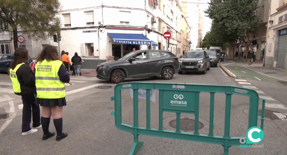 Desvio de tráfico en la calle Trille por alumnas del colegio San Francisco de Asís dentro del dispositivo