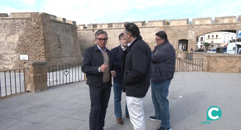 El portavoz de VOX, Manuel Gavira, atiende este lunes a los medios de comunicación.