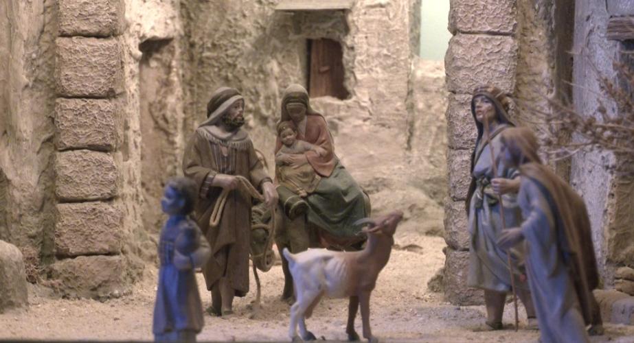 Un belén que recibe al visitante con las puertas abiertas