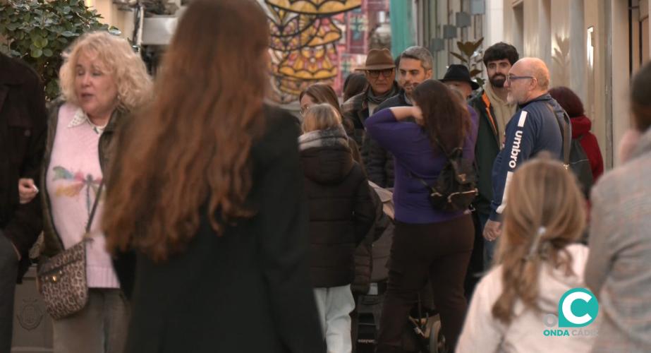 Viandantes por las calles de Cádiz. 