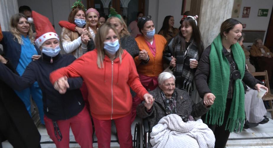 Los profesionales de la residencia junto a los usuarios 