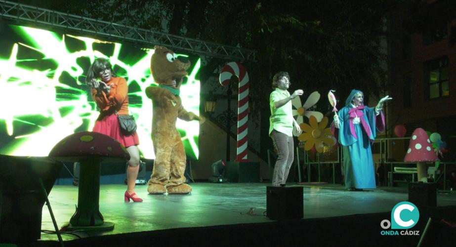 Un momento de la actuación infantil en el escenario de la plaza de España.