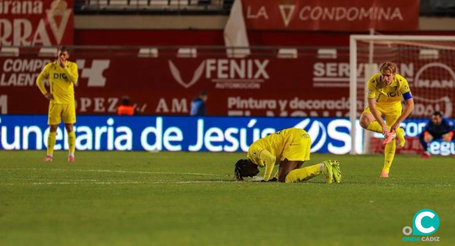 Los jugadores del conjunto cadista se lamentan en una acción del encuentro (Foto: Cádiz CF)