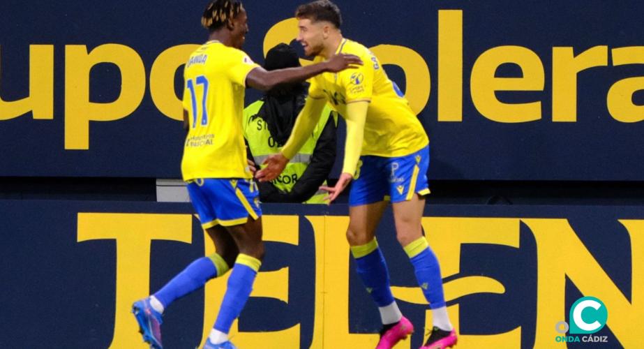 Dawda y Alvaro García celebran el primer tanto del encuentro (Foto: La Liga)