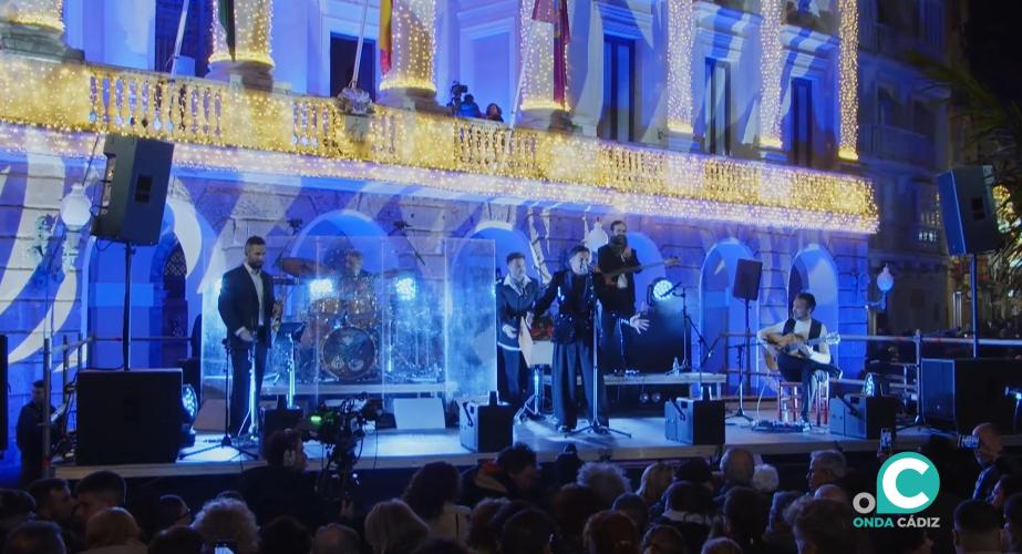 El artista durante su concierto en la Plaza de San Juan de Dios 