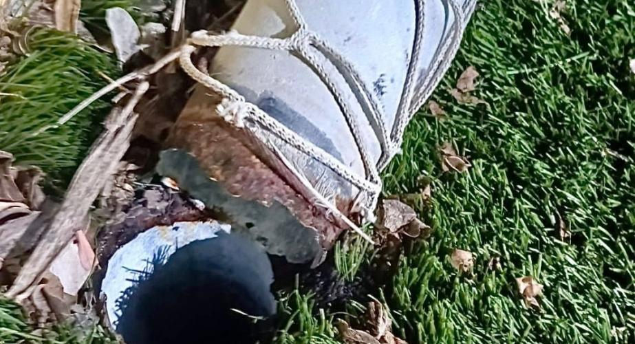 El Campo Pedro Fernández clausurado tras la caída de uno de los postes debido a la oxidación de la base.