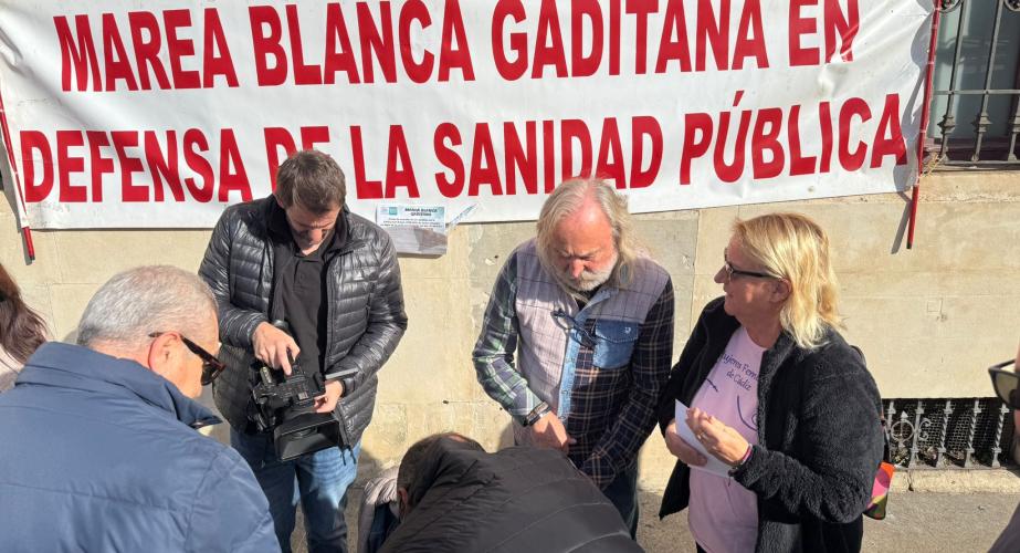 ℹ️ La Marea Blanca Gaditana recoge firmas en el exterior del Mercado Central contra la derivación de pacientes a la clínica privada San Rafael como hospital público de referencia para la ciudadanía del casco antiguo. Pretenden recoger más de un millar de firmas que remitirán a la Consejería de Salud.