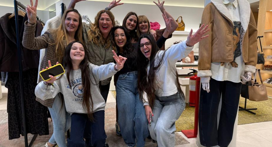 El segundo premio de la Lotería de Navidad, 70048 ha regalado la alegría a las siete trabajadoras de la tienda Bimba y Lola de Cádiz.