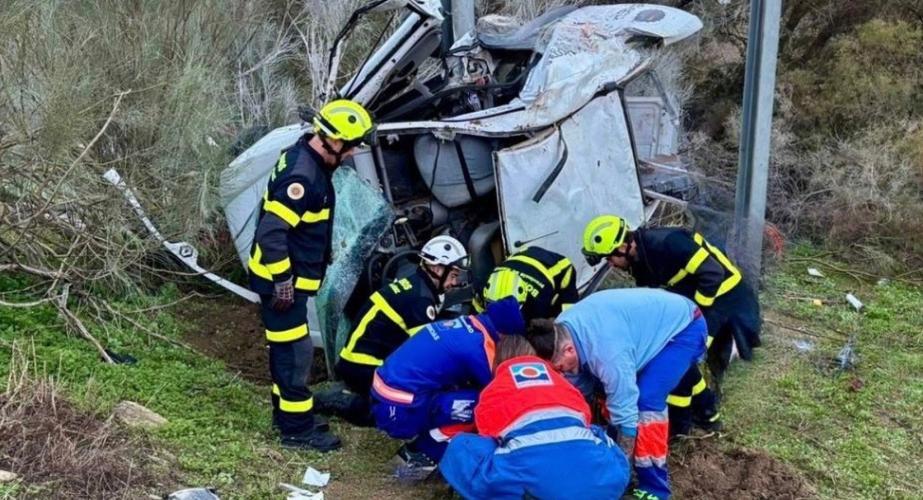 Efectivos de bomberos y bomberos asistiendo a uno de los heridos accidentados