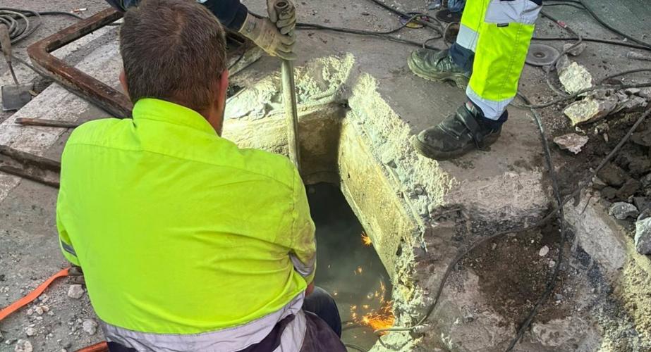 Operarios tratan de arreglar la avería en una tubería en la localidad gaditana