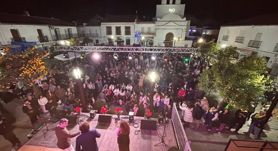 Imagen de la celebración de las precampanadas de Algar en 2024