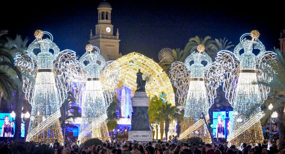 Imagen de  la plaza junto al Ayuntamiento en la jornada de inauguración del alumbrado de Navidad
