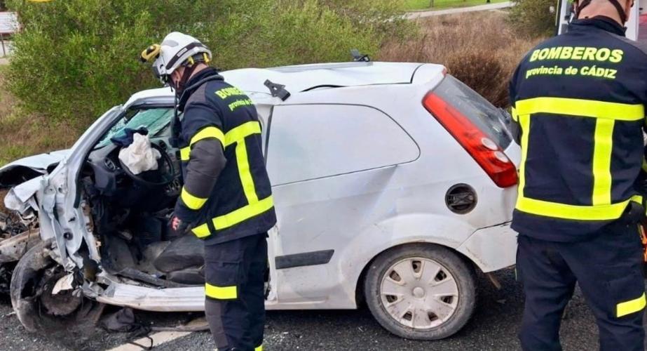 Bomberos actuan en el lugar del siniestro