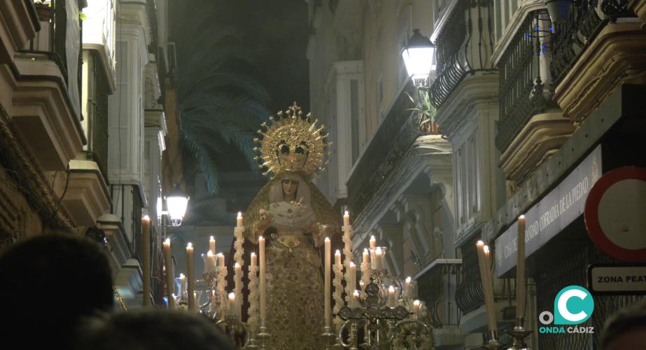 La imagen de la Virgen del Buen Fin regresando a la parroquia de la Merced.