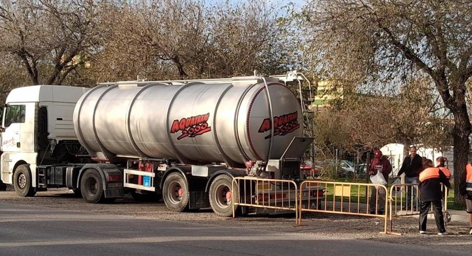 Camión cisterna para dar servicio a vecinos afectados