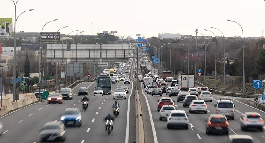 Gran afluencia de tráfico en las carreteras durante el puente de diciembre.