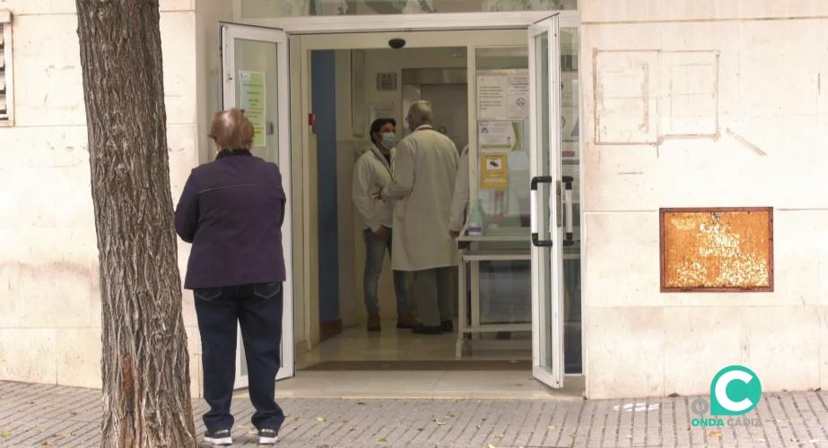 Entrada a un centro de atención primaria de la capital gaditana.