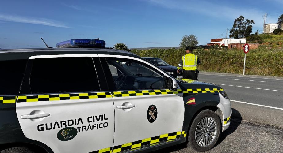 Coche de la Guardia Civil en una carretera en una imagen de archivo