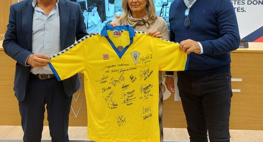 Protagonistas con el peculiar premio tras el acto de presentación