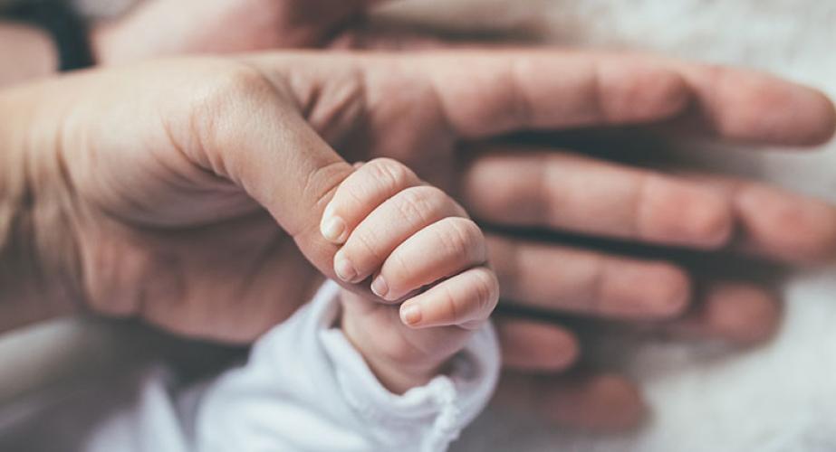  Las familias podrán solicitar las dos nuevas semanas remuneradas de cuidados a partir de enero de 2026.