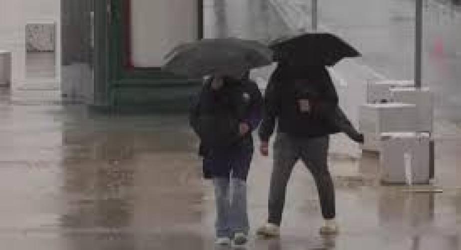 Transeuntes bajo sus paraguas durante la intensa lluvia. Imagen de archivo.