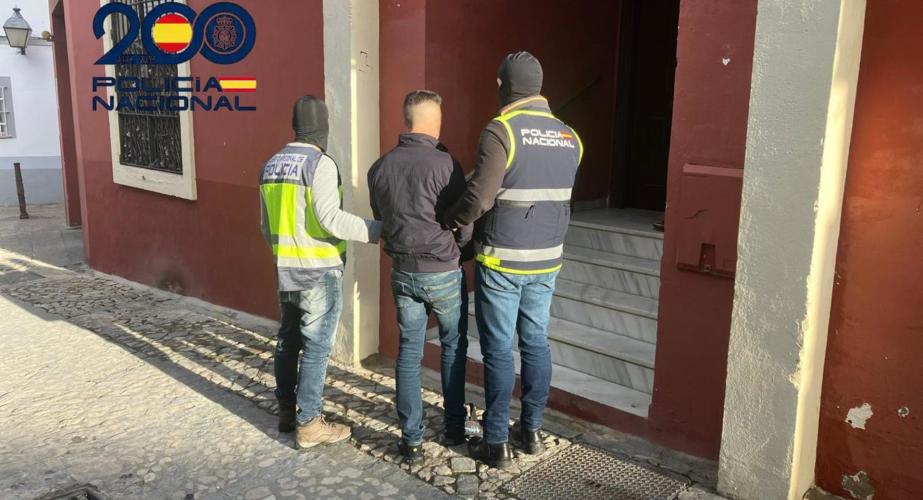 Dos policias custodian al presunto autor de los hechos que ya se encuentra en prisión