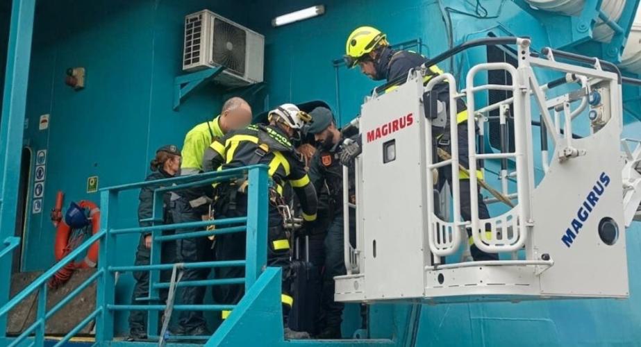 Efectivos de Bomberos y Policía Portuaria ayudan a desembarcar a los pasajeros del buque averiado en Tarifa.