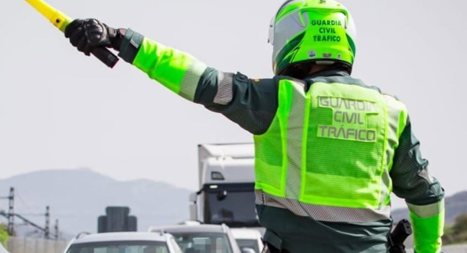 Un agente de la Guardia Civil regulando el tráfico.