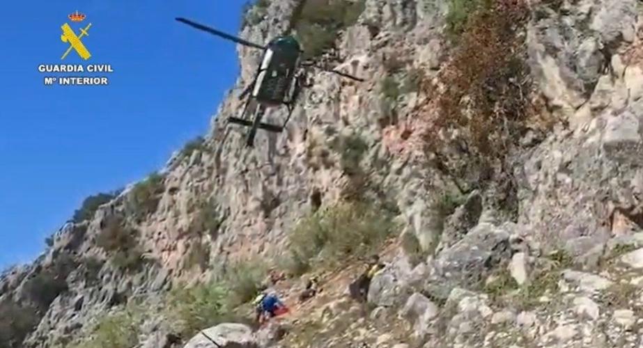 El helicóptero de la Guardia Civil en plenas labores de rescate en el lugar de los hechos