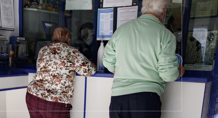 Un hombre y una mujer compran lotería en una imagen de archivo