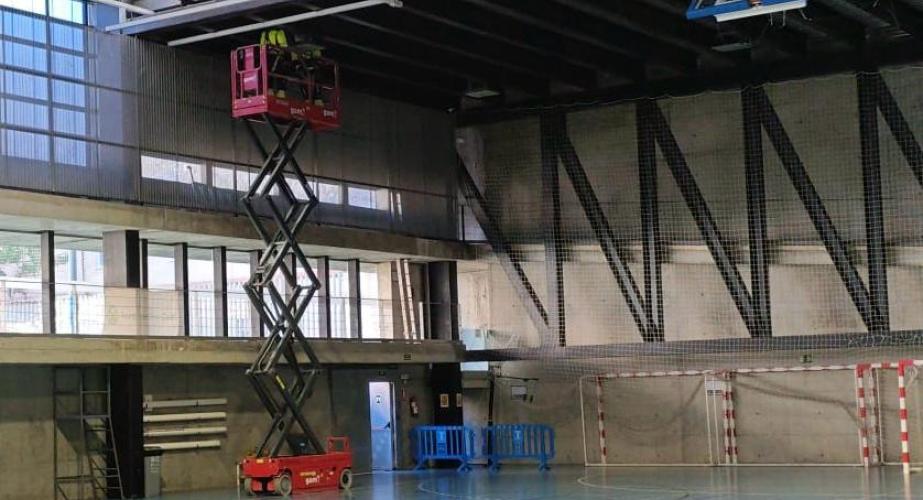 La intervención ha requerido un elevador dentro de la instalación deportiva