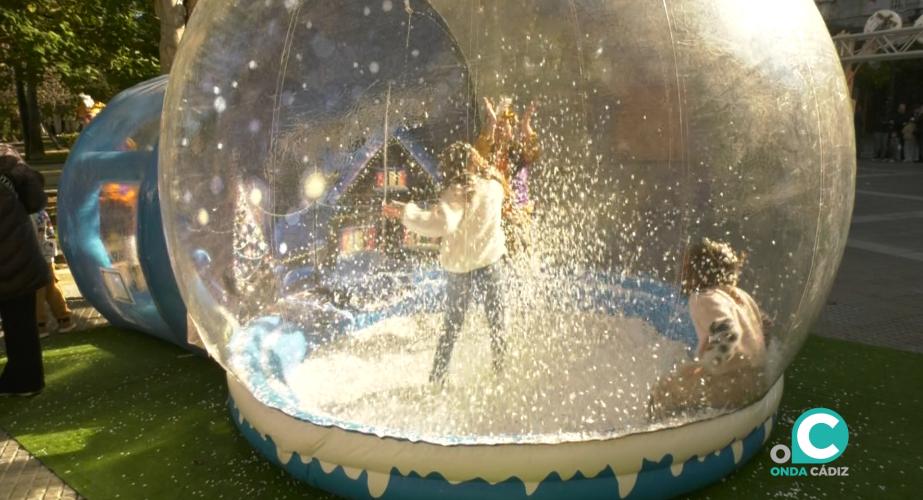 Los más pequeños pueden disfrutar este lunes de actividades como nevada artificial o scape room, entre otras. 